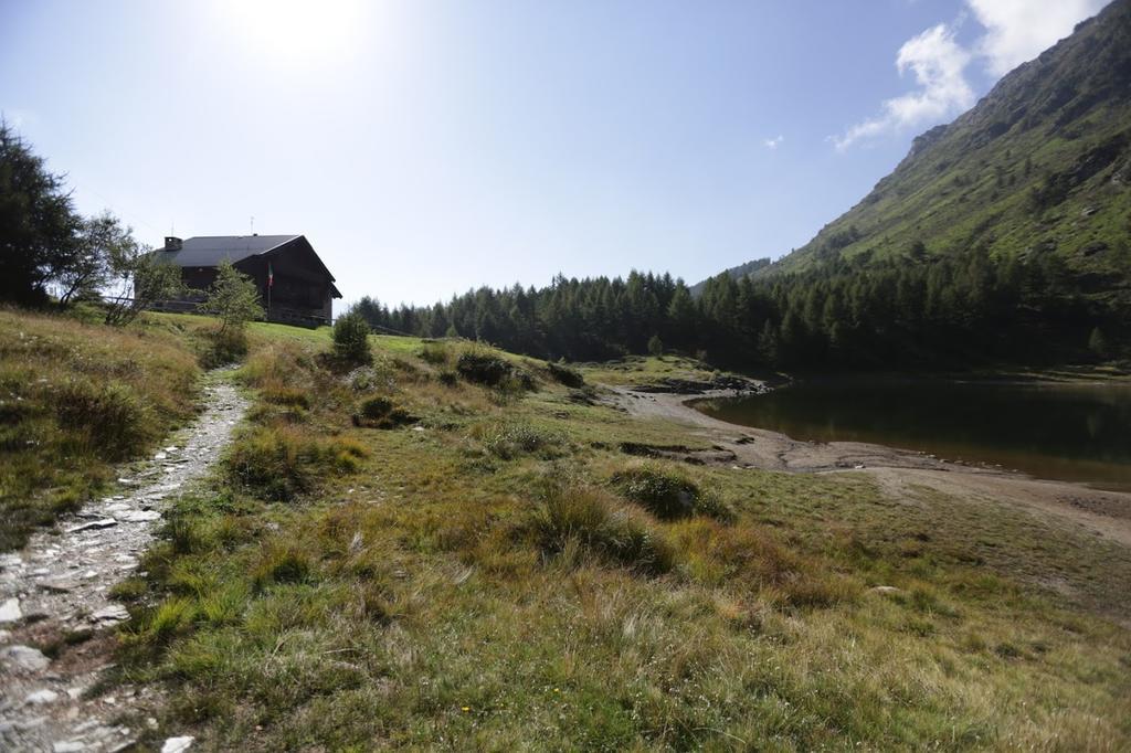 Rifugio Al Lago Del Mortirolo In Inverno Raggiungibile Solo A Piedi Monno Exteriör bild