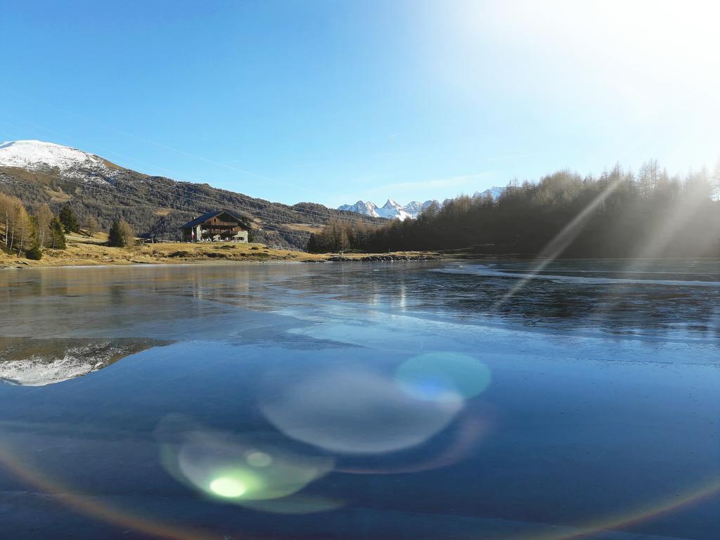 Rifugio Al Lago Del Mortirolo In Inverno Raggiungibile Solo A Piedi Monno Exteriör bild