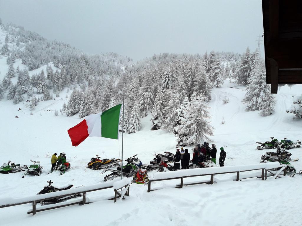 Rifugio Al Lago Del Mortirolo In Inverno Raggiungibile Solo A Piedi Monno Exteriör bild