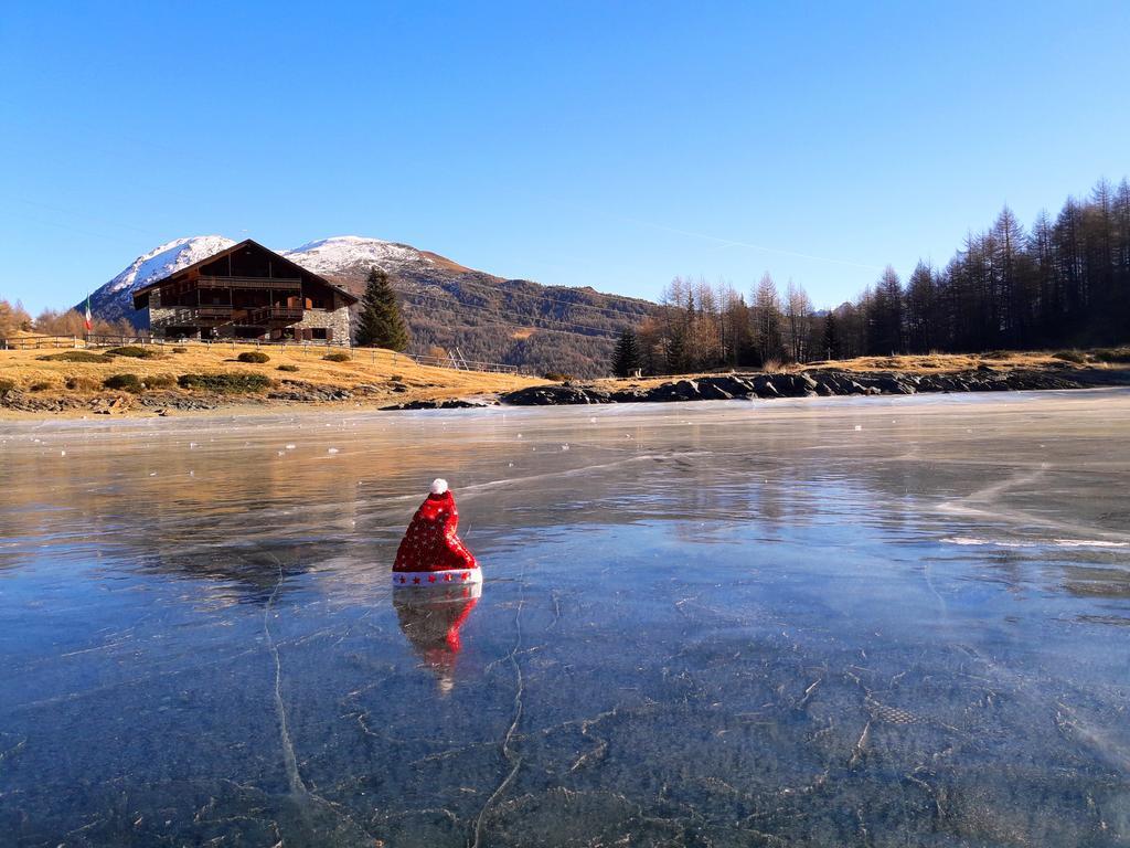 Rifugio Al Lago Del Mortirolo In Inverno Raggiungibile Solo A Piedi Monno Exteriör bild