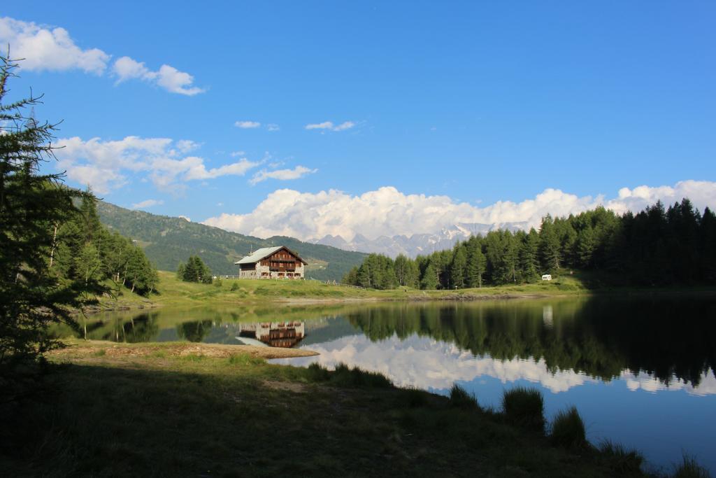 Rifugio Al Lago Del Mortirolo In Inverno Raggiungibile Solo A Piedi Monno Exteriör bild