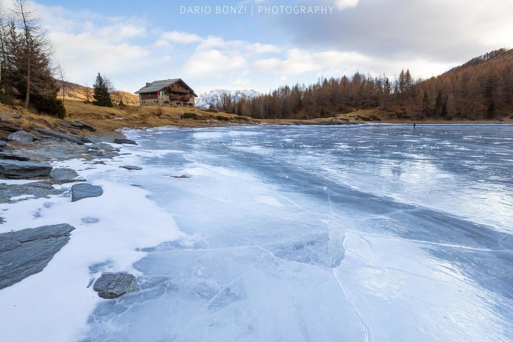 Rifugio Al Lago Del Mortirolo In Inverno Raggiungibile Solo A Piedi Monno Exteriör bild