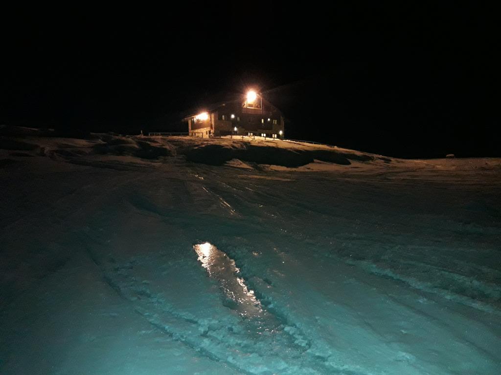 Rifugio Al Lago Del Mortirolo In Inverno Raggiungibile Solo A Piedi Monno Exteriör bild