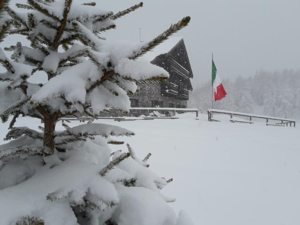 Rifugio Al Lago Del Mortirolo In Inverno Raggiungibile Solo A Piedi Monno Exteriör bild