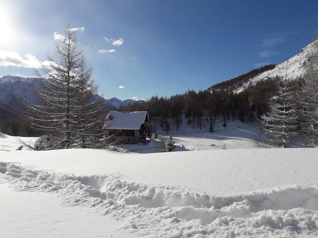 Rifugio Al Lago Del Mortirolo In Inverno Raggiungibile Solo A Piedi Monno Exteriör bild
