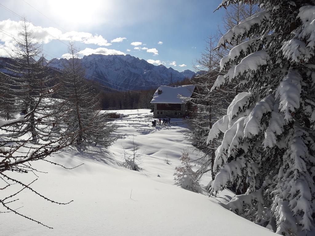 Rifugio Al Lago Del Mortirolo In Inverno Raggiungibile Solo A Piedi Monno Exteriör bild