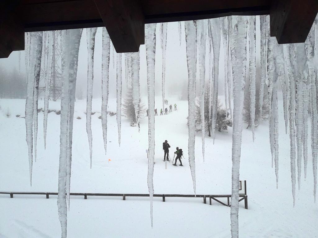 Rifugio Al Lago Del Mortirolo In Inverno Raggiungibile Solo A Piedi Monno Exteriör bild