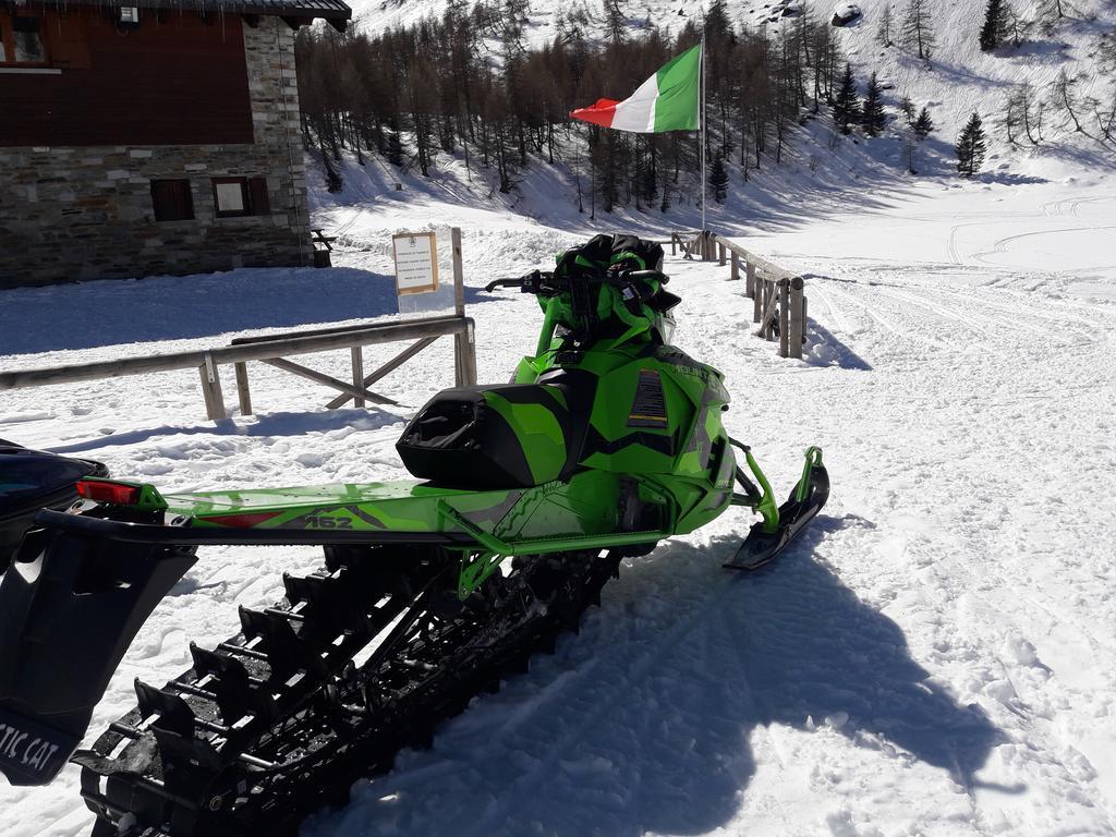 Rifugio Al Lago Del Mortirolo In Inverno Raggiungibile Solo A Piedi Monno Exteriör bild