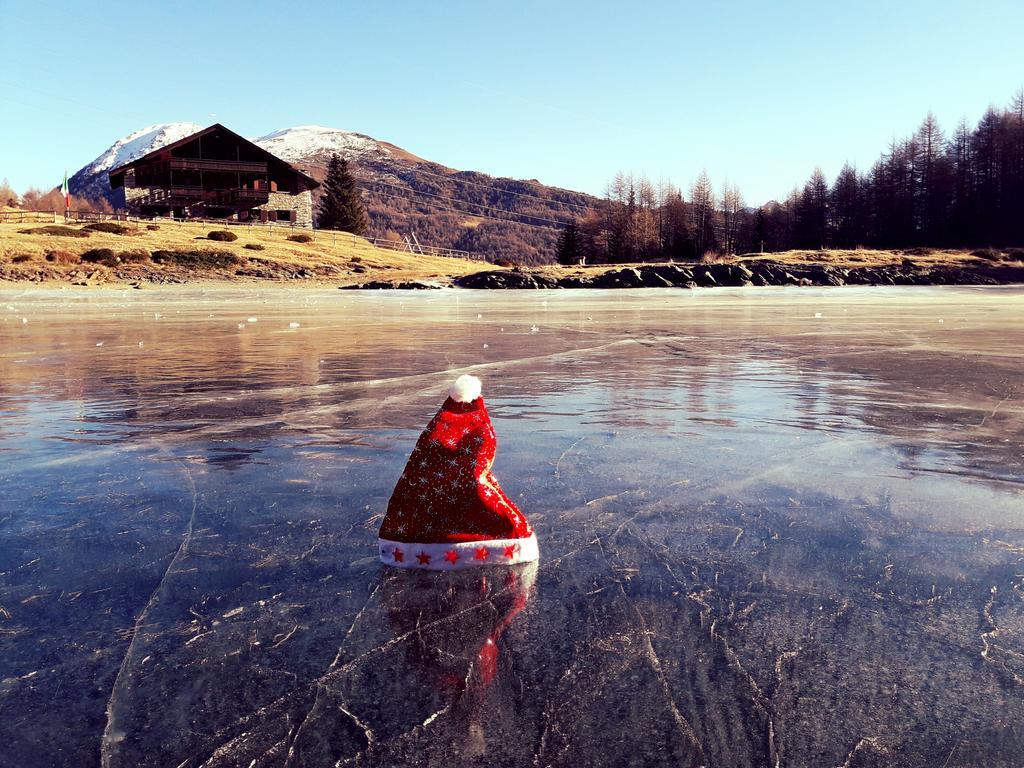 Rifugio Al Lago Del Mortirolo In Inverno Raggiungibile Solo A Piedi Monno Exteriör bild