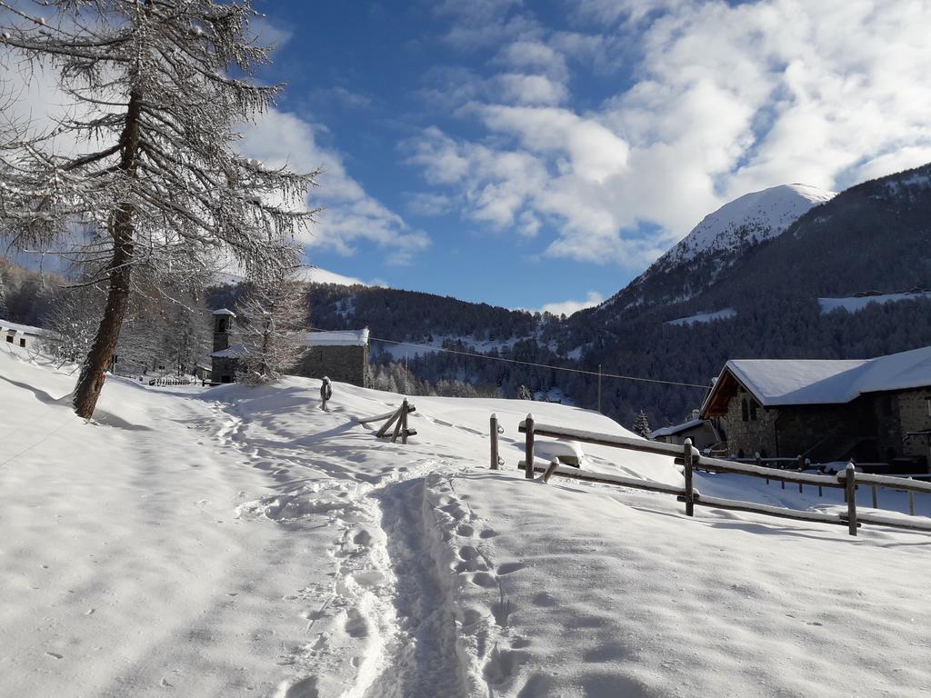 Rifugio Al Lago Del Mortirolo In Inverno Raggiungibile Solo A Piedi Monno Exteriör bild
