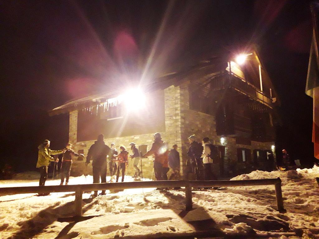 Rifugio Al Lago Del Mortirolo In Inverno Raggiungibile Solo A Piedi Monno Exteriör bild