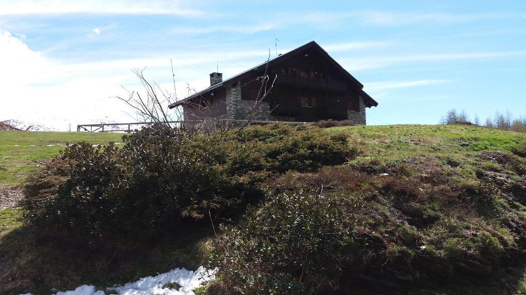 Rifugio Al Lago Del Mortirolo In Inverno Raggiungibile Solo A Piedi Monno Exteriör bild