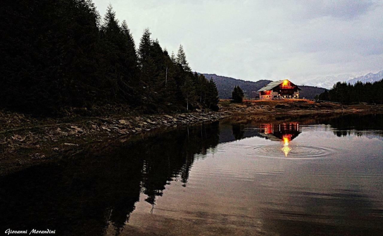 Rifugio Al Lago Del Mortirolo In Inverno Raggiungibile Solo A Piedi Monno Exteriör bild