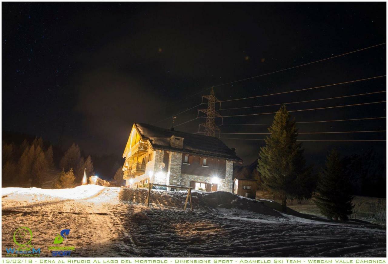 Rifugio Al Lago Del Mortirolo In Inverno Raggiungibile Solo A Piedi Monno Exteriör bild
