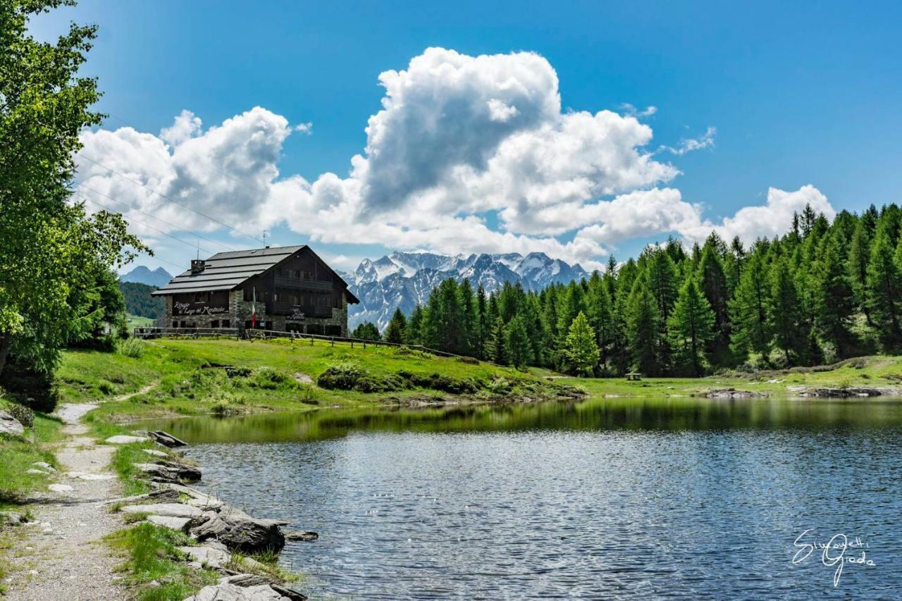 Rifugio Al Lago Del Mortirolo In Inverno Raggiungibile Solo A Piedi Monno Exteriör bild