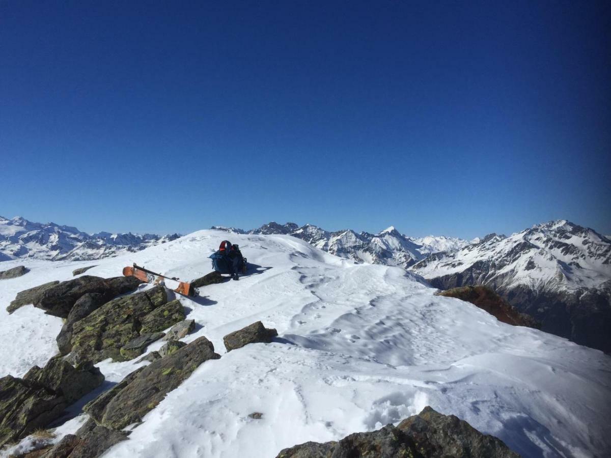 Rifugio Al Lago Del Mortirolo In Inverno Raggiungibile Solo A Piedi Monno Exteriör bild