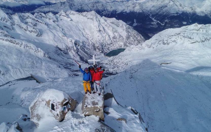 Rifugio Al Lago Del Mortirolo In Inverno Raggiungibile Solo A Piedi Monno Exteriör bild