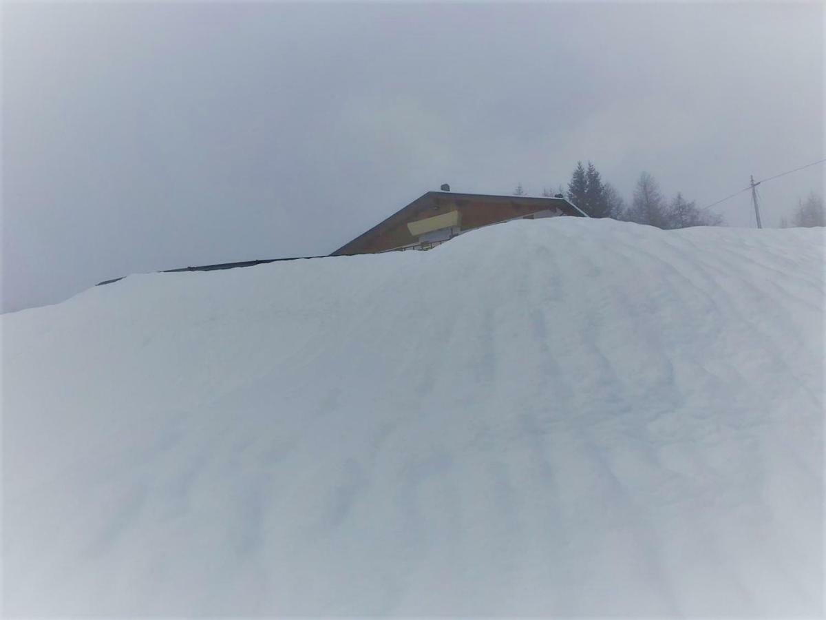 Rifugio Al Lago Del Mortirolo In Inverno Raggiungibile Solo A Piedi Monno Exteriör bild