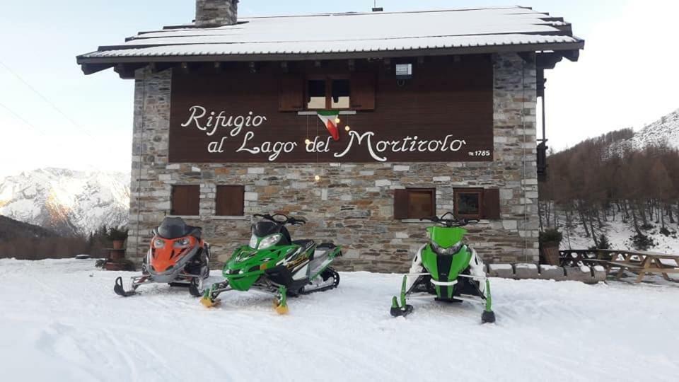 Rifugio Al Lago Del Mortirolo In Inverno Raggiungibile Solo A Piedi Monno Exteriör bild