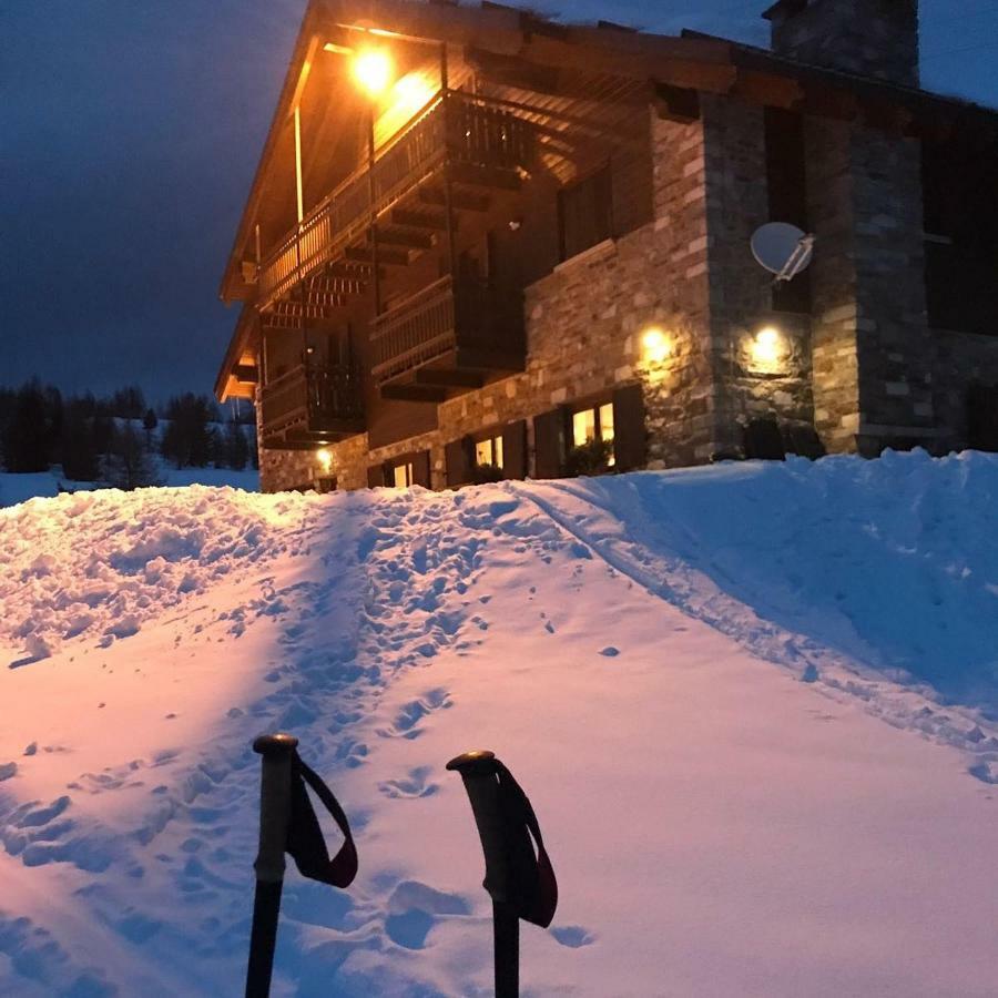 Rifugio Al Lago Del Mortirolo In Inverno Raggiungibile Solo A Piedi Monno Exteriör bild