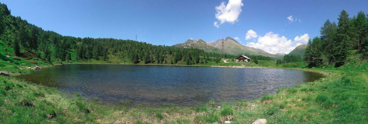 Rifugio Al Lago Del Mortirolo In Inverno Raggiungibile Solo A Piedi Monno Exteriör bild